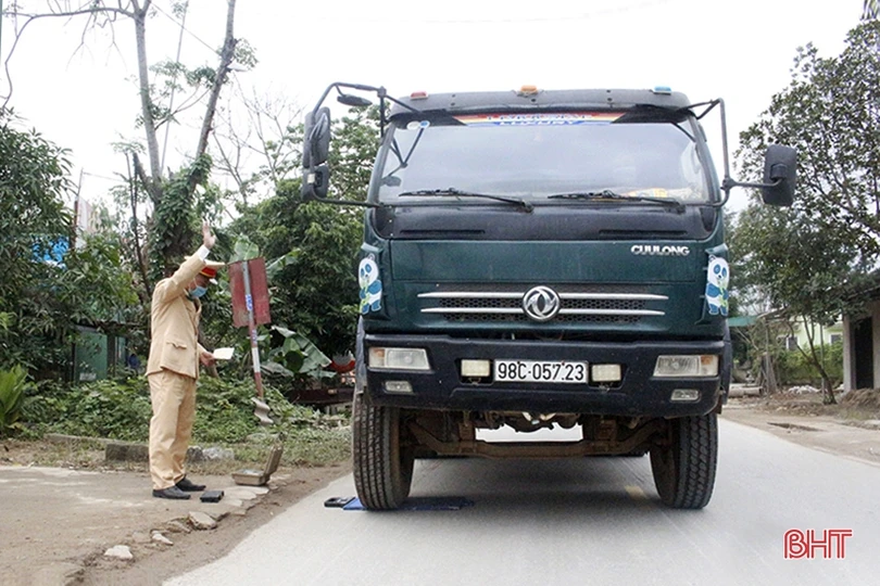Can Lộc: Xử phạt nhiều phương tiện vận tải cơi nới thành thùng, quá tải