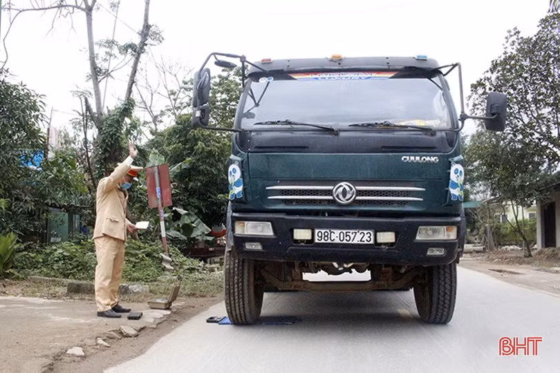 Can Lộc: Xử phạt nhiều phương tiện vận tải cơi nới thành thùng, quá tải