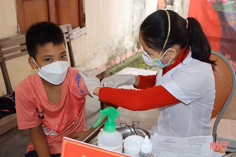 Các địa phương Hà Tĩnh tiếp tục tiêm vắc-xin phòng COVID-19 cho người từ 12 đến dưới 18 tuổi