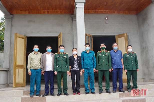 Bàn giao nhà tình nghĩa cho chiến sỹ dân quân tự vệ có hoàn cảnh khó khăn