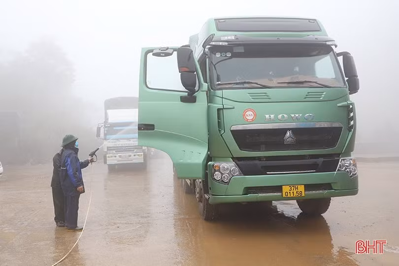 Cầu Treo nhộn nhịp thông thương những ngày cuối năm