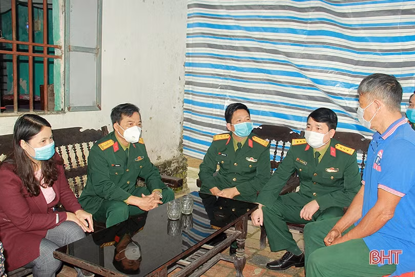 Bộ CHQS tỉnh tặng quà gia đình chính sách, hỗ trợ xây nhà ở Nghi Xuân, Vũ Quang