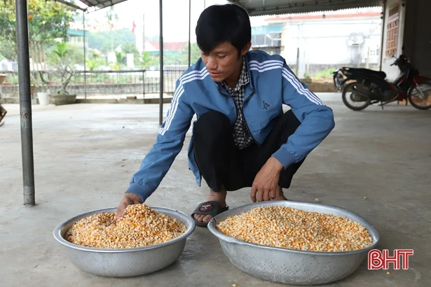 Người đàn ông Hà Tĩnh sáng chế thành công máy tách hạt ngô