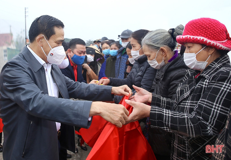 Chủ tịch UBND tỉnh dự lễ trao 4.000 lá cờ Tổ quốc đồng hành cùng ngư dân Hà Tĩnh bám biển