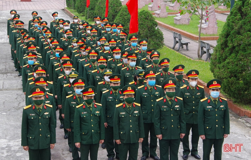 Cán bộ, chiến sỹ LLVT Hà Tĩnh dâng hương tưởng niệm Bác Hồ và các anh hùng liệt sỹ