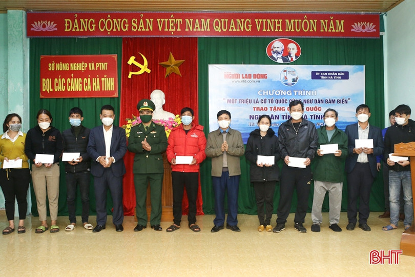 Chủ tịch UBND tỉnh dự lễ trao 4.000 lá cờ Tổ quốc đồng hành cùng ngư dân Hà Tĩnh bám biển