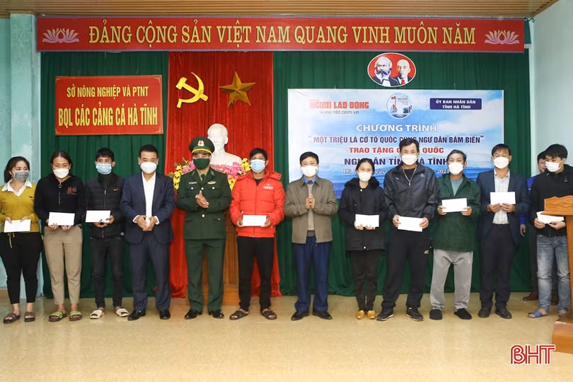 Chủ tịch UBND tỉnh dự lễ trao 4.000 lá cờ Tổ quốc đồng hành cùng ngư dân Hà Tĩnh bám biển