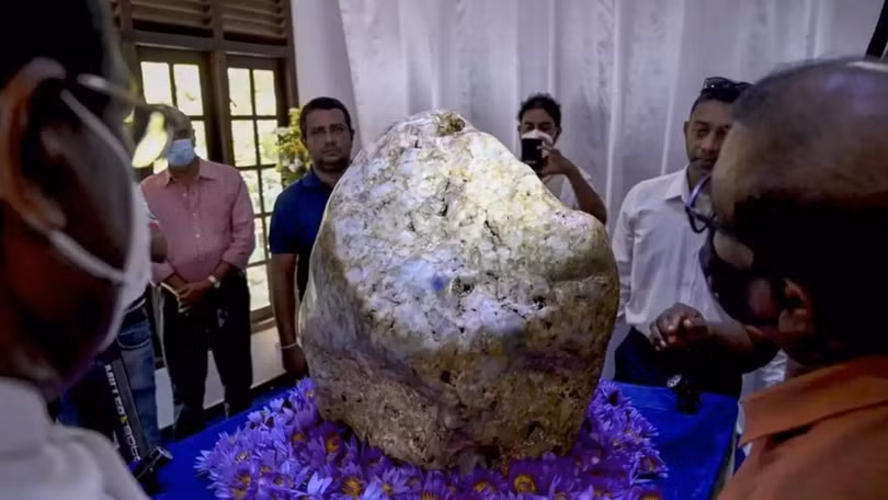 Phát hiện khối đá quý hiếm nặng 310 kg ở Sri Lanka