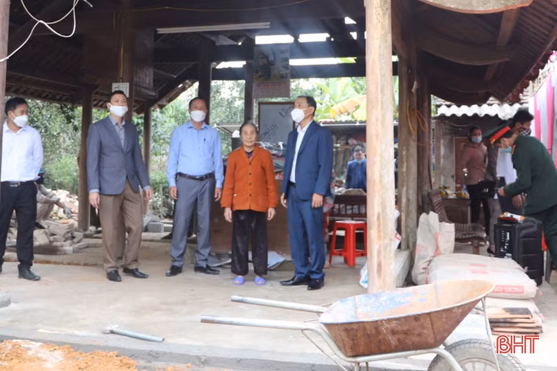 Bộ CHQS tỉnh tặng quà gia đình chính sách, hỗ trợ xây nhà ở Nghi Xuân, Vũ Quang