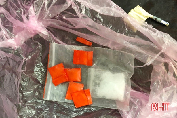 Đang bán ma túy cho “con nghiện” thì sa lưới 