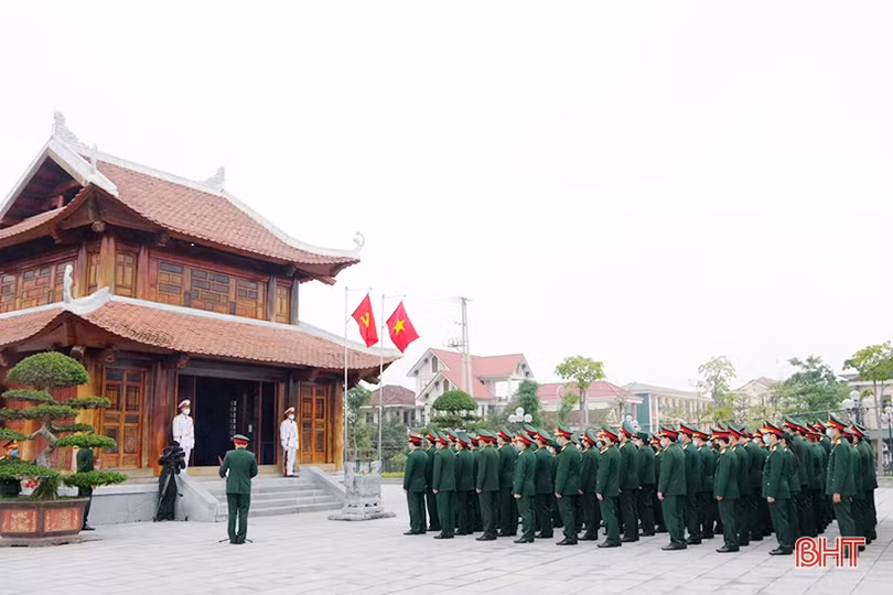 Cán bộ, chiến sỹ LLVT Hà Tĩnh dâng hương tưởng niệm Bác Hồ và các anh hùng liệt sỹ