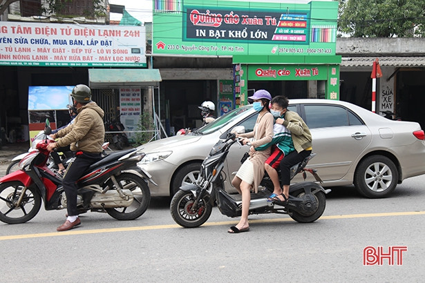 Xử phạt nhiều học sinh đi xe máy điện vi phạm an toàn giao thông ở TP Hà Tĩnh
