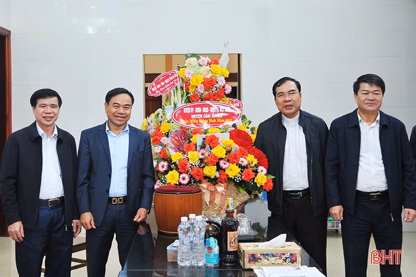 Trưởng ban Tuyên giáo Tỉnh ủy Hà Tĩnh chúc mừng Giáng sinh tại Giáo hạt Ngô Xá