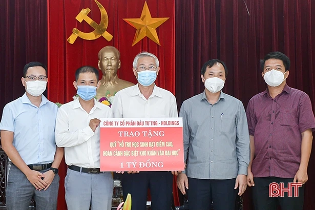 Hà Tĩnh huy động gần 16 tỷ đồng hỗ trợ học sinh đạt điểm cao, hoàn cảnh đặc biệt khó khăn học đại học