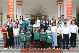 Vietcombank trao học bổng trị giá 200 triệu đồng cho học sinh Hà Tĩnh 