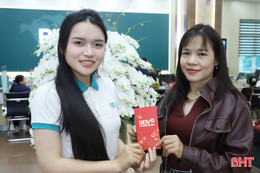 "Xông đất" ngân hàng, nhận lì xì may mắn