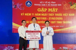 Agribank Chi nhánh Hà Tĩnh ủng hộ "Quỹ tình thương" Trung tâm Y tế Thành Sen