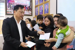 Lãnh đạo tỉnh trao quà Tết của BIDV Hà Tĩnh cho các bệnh nhân