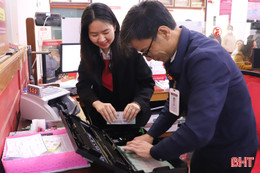 Các nhà băng ở Hà Tĩnh kín khách trước kỳ nghỉ Tết