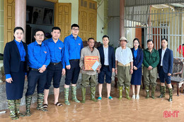 BIDV Hà Tĩnh tặng quà cho người dân vùng lũ Cẩm Duệ