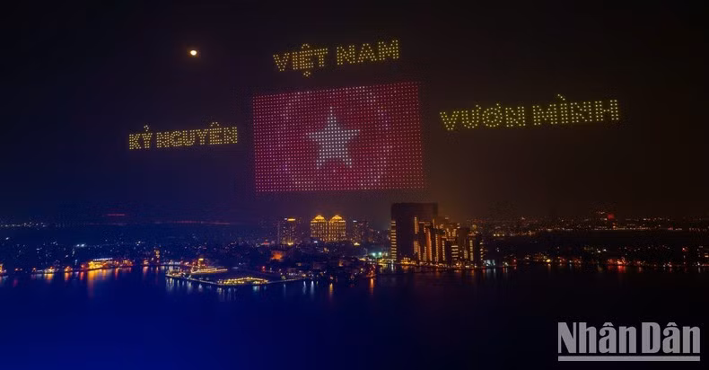 Hình ảnh cờ Tổ quốc trên bầu trời được thể hiện bằng dronelight.