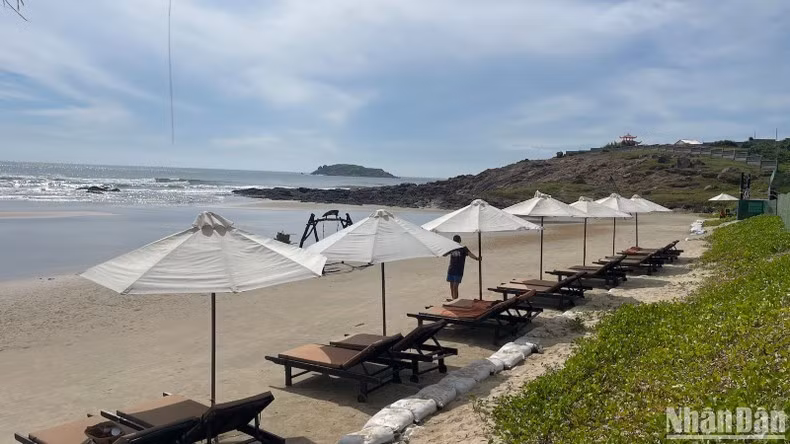 Bãi biển Mũi Né thu hút nhiều du khách đến tham quan, nghỉ dưỡng.