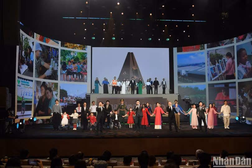 Giải thưởng hành động vì cộng đồng - Human Act Prize 2024 khép lại với màn trình diễn "Một Vòng Việt Nam" vô cùng tự hào và cảm xúc với nhóm nhạc O'Plus và các đại diện dự án tham gia giải thưởng.