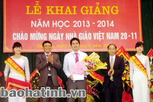 ... trao thưởng cho giáo viên đạt giải Nhất quốc gia Hội thi thiết bị dạy nghề tự làm