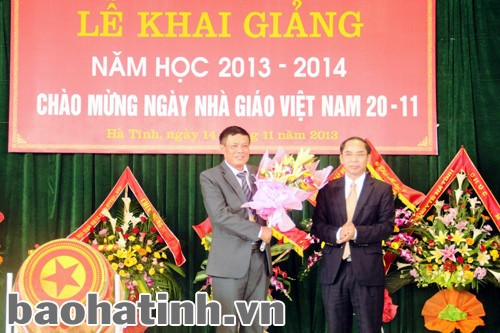 Phó Chủ tịch UBND tỉnh Nguyễn Thiện tặng hoa chúc mừng nhà trường nhân dịp khai giảng năm học mới...