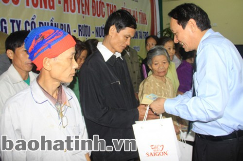 Chủ tịch HĐQT Sabeco Phan Đăng Tuất trao 30 suất quà cho học sinh nghèo vượt khó và các gia đình có hoàn cảnh khó khăn