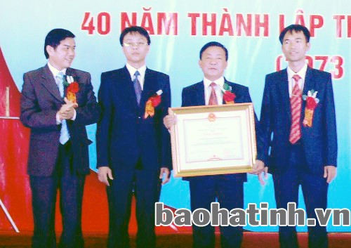 Trưởng Ban Tuyên giáo Tỉnh ủy Đặng Quốc Vinh trao Bằng khen Thủ tướng Chính phủ cho tập thể thầy và trò trường THPT Đồng Lộc