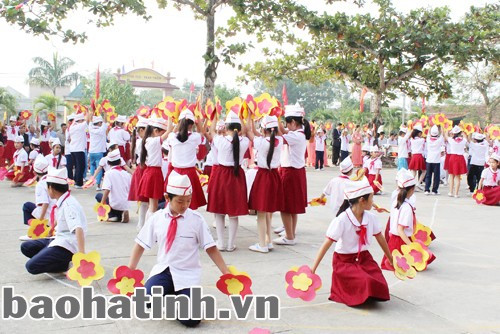 Học sinh Trường Tiểu học Trường Sơn (Đức Thọ) múa hát trên sân trường.