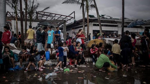 Người dân xếp hàng chờ sơ tán khỏi Tacloban (Ảnh: AFP)