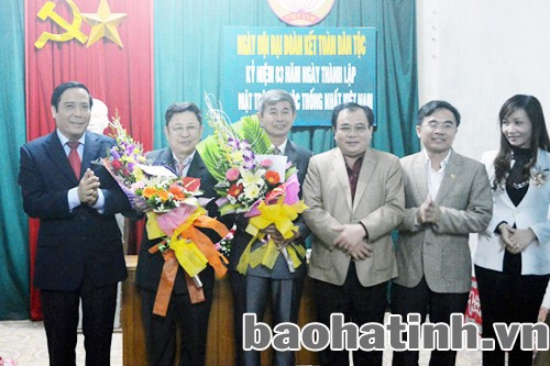 Bí thư Tỉnh ủy Nguyễn Thanh Bình tặng hoa chúc mừng nhân dân khối phố 4, phường Nam Hà (T.P Hà Tĩnh). Bí thư Tỉnh ủy Nguyễn Thanh Bình tặng hoa chúc mừng nhân dân khối phố 4, phường Nam Hà (T.P Hà Tĩnh).