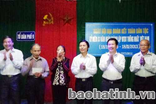 Biểu dương gia đình văn hóa tiêu biểu trong năm 2013.