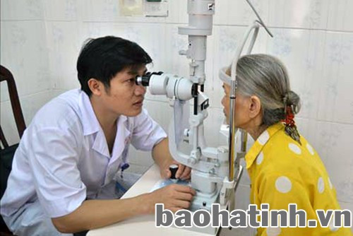 Khám mắt bằng máy sinh hiển vi cho bệnh nhân