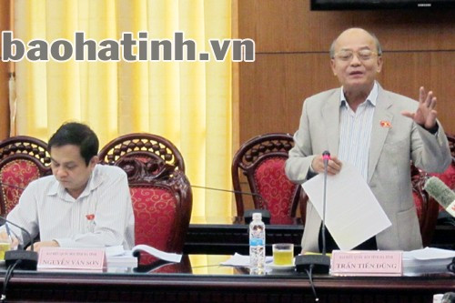 Đại biểu Trần Tiến Dũng - Phó Đoàn ĐBQH Hà Tĩnh tham gia phát biểu ý kiến.