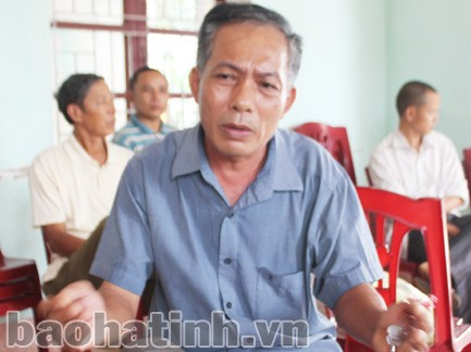 Trưởng thôn Trường Sơn Phạm Ngọc Hà bày tỏ bức xúc trước việc thay đổi người đi học bất hợp lý của Đảng ủy, UBND xã Ngọc Sơn.