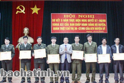 Bí thư Huyện ủy Hương Sơn Nguyễn Quốc Lập trao thưởng cho 8 cá nhân.