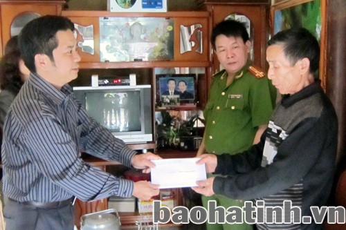 Đoàn thăm và tặng quà cho gia đình ông Nguyễn Hồng Thi (thị trấn Nghèn - Can Lộc)...