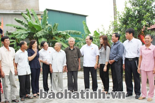 Các Đại biểu Quốc hội tỉnh trò chuyện với cử tri xã Thạch Đồng, thành phố Hà Tĩnh