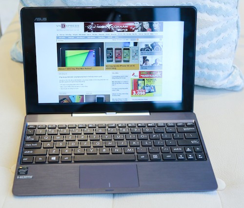 Transformer Book T100 có thiết kế độc đáo và tiện lợi. Ảnh: Huy Đức.