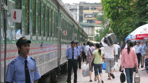 Nhiều chuyến tàu bị hủy, hoãn vì mưa lũ