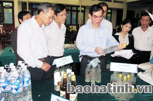 Các thành viên Hội đồng đánh giá sản phẩm tham gia bình chọn