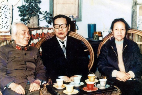 Đại tướng Võ Nguyên Giáp và ông bà Nguyễn Tạo. Ảnh tư liệu