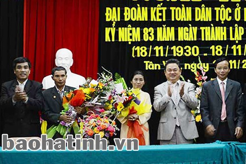 Bí thư Thành ủy Ngô Đức Huy tặng hoa chúc mừng khối phố Tân Yên Bí thư Thành ủy Ngô Đức Huy tặng hoa chúc mừng khối phố Tân Yên