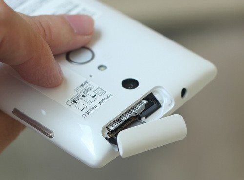 Khe cắm sim và thẻ nhớ có nắp đậy kín.