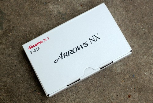 F-01F chỉ được Fujitsu bán ra tại Nhật, máy được "xách tay" về Việt Nam và bán ra với giá gần 18 triệu đồng.