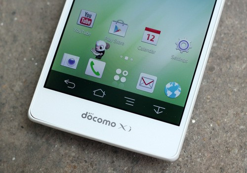 Bên dưới màn hình là logo nhà mạng tới từ Nhật. Máy sử dụng các phím Android ảo bên trong màn hình cảm ứng, giống dòng Xperia của Sony.