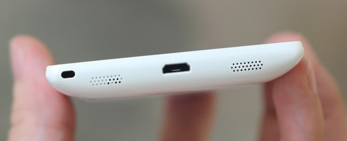 Loa ngoài và cổng microUSB.